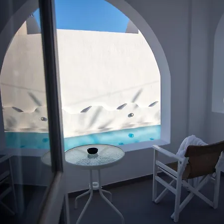 Alloro Aparthotel Perissa (Santorini)