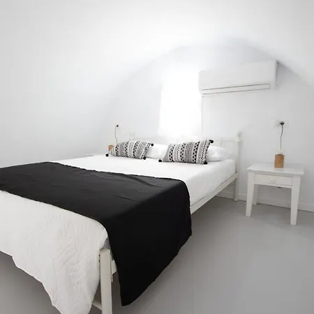 Alloro Aparthotel Perissa (Santorini)