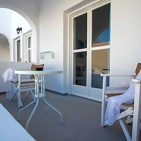 Alloro 4* Perissa (Santorini)