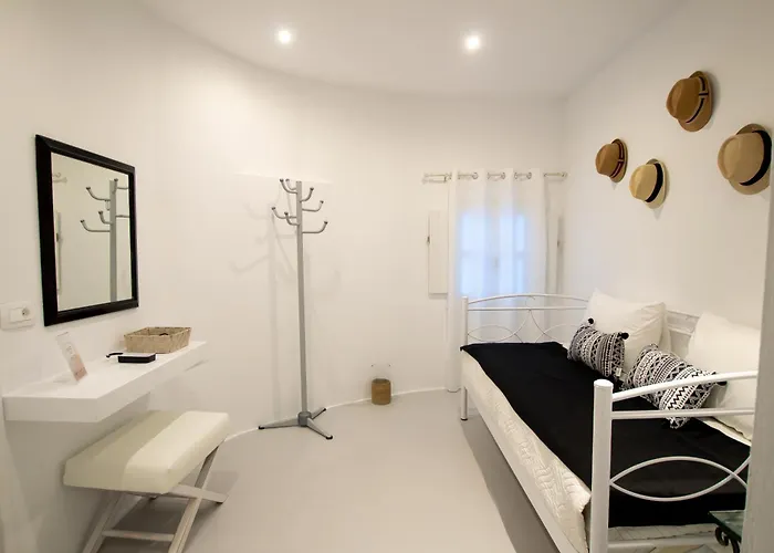 Apart Otel Alloro Perissa (Santorini)